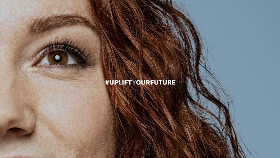 Arbeitgeberkampagne MTU. Foto einer Hälfte Frauengesicht auf blauem Hintergrund. #Upliftyourfuture