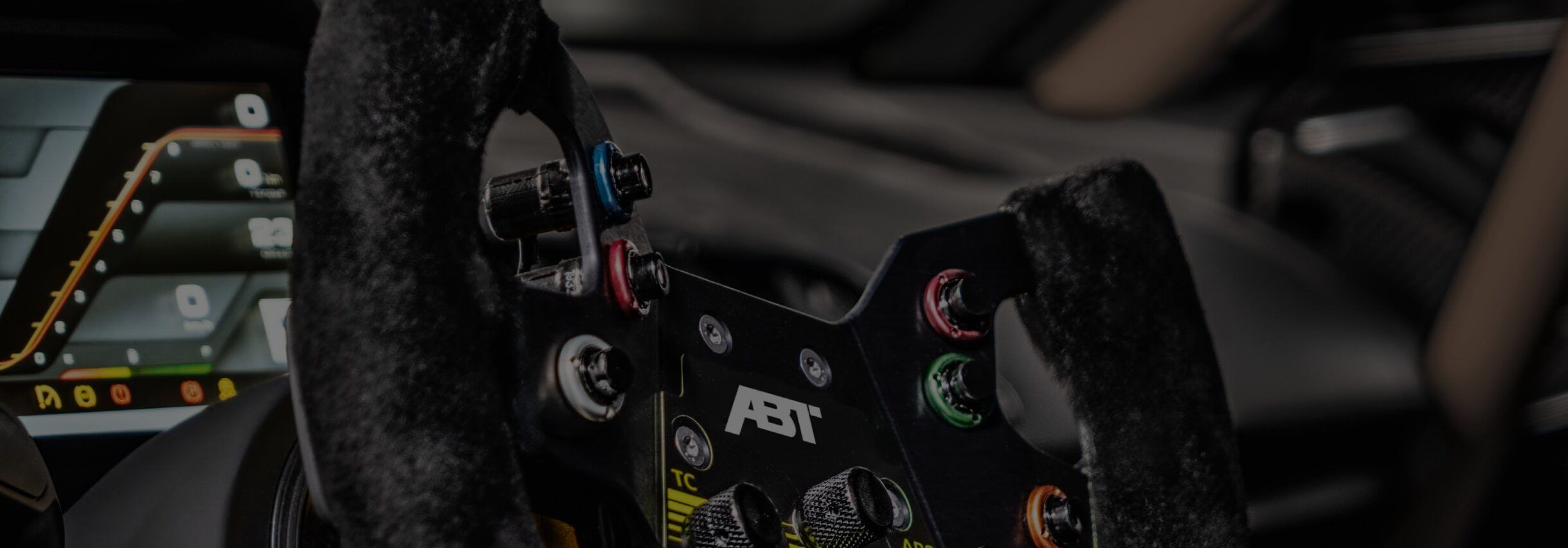 Markenauftritt für ABT XGT. Nahaufnahme Racinglenkrad.