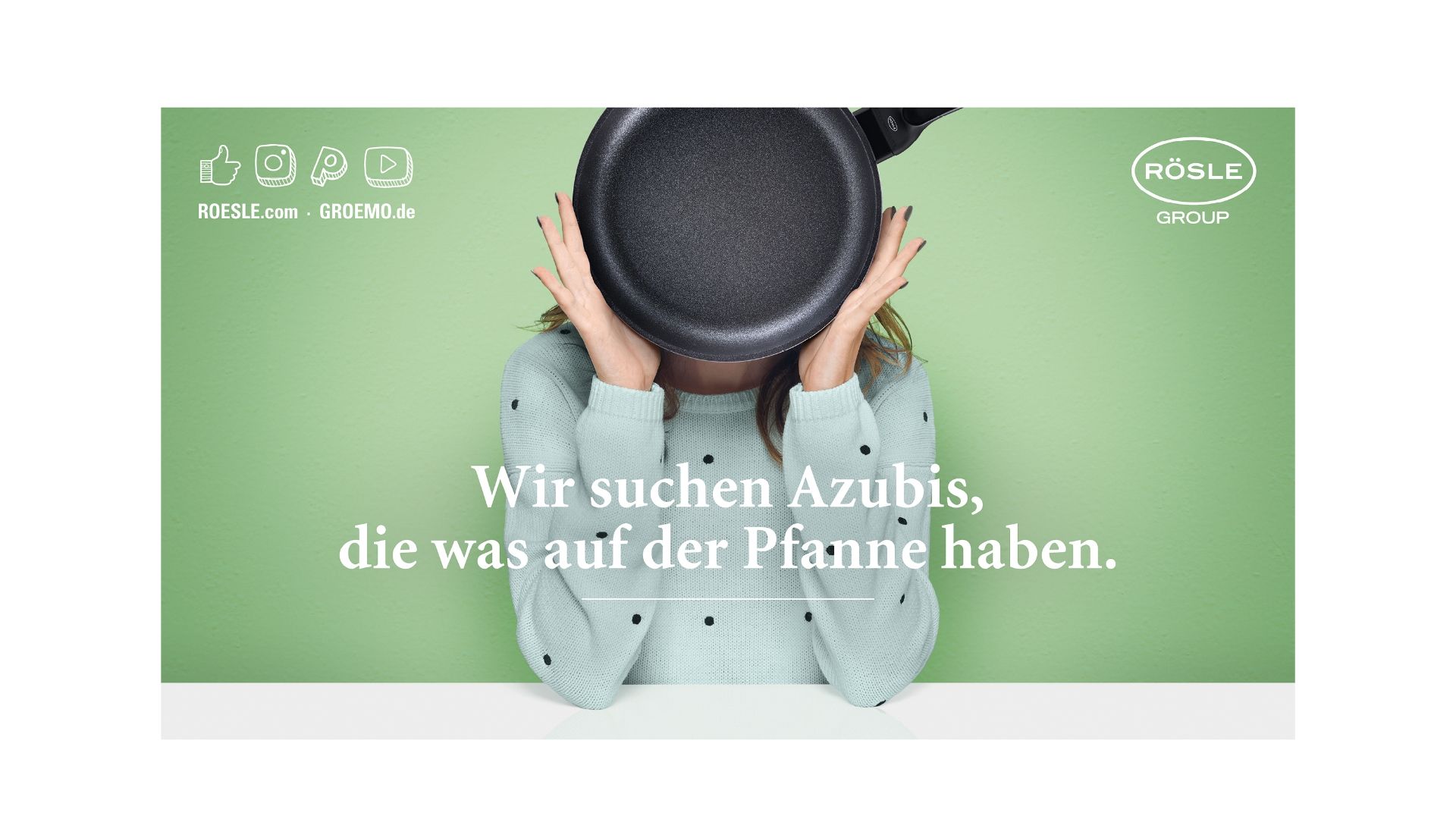 Rösle Azubikampagne Frau hält sich Pfanne vors Gesicht auf grünem Hintergrund.