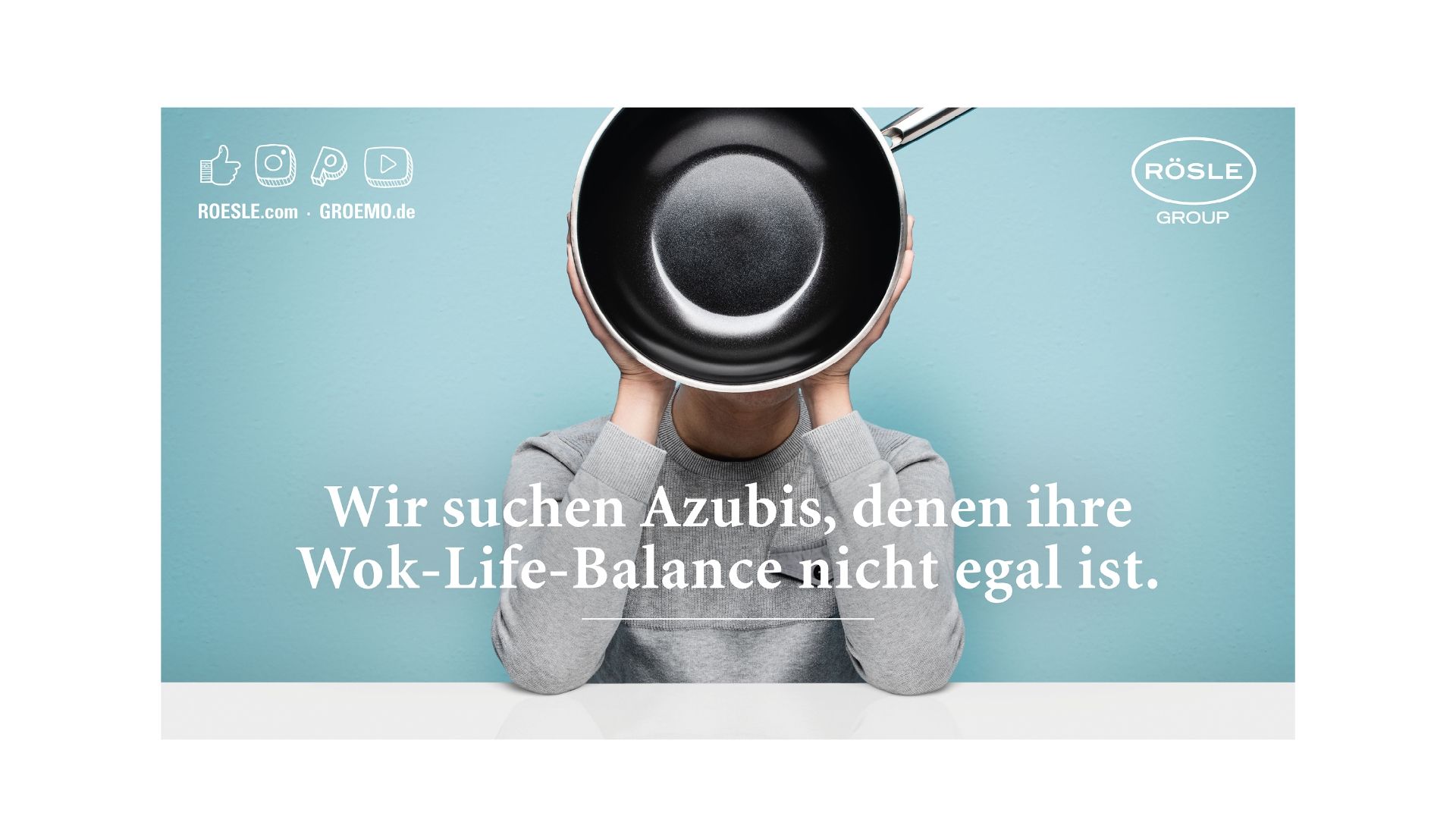 Rösle Azubikampagne: Wir suchen Azubis denen Wok-Life-Balance nicht egal ist. Person hält sich Wok Pfanne vor Gesicht.