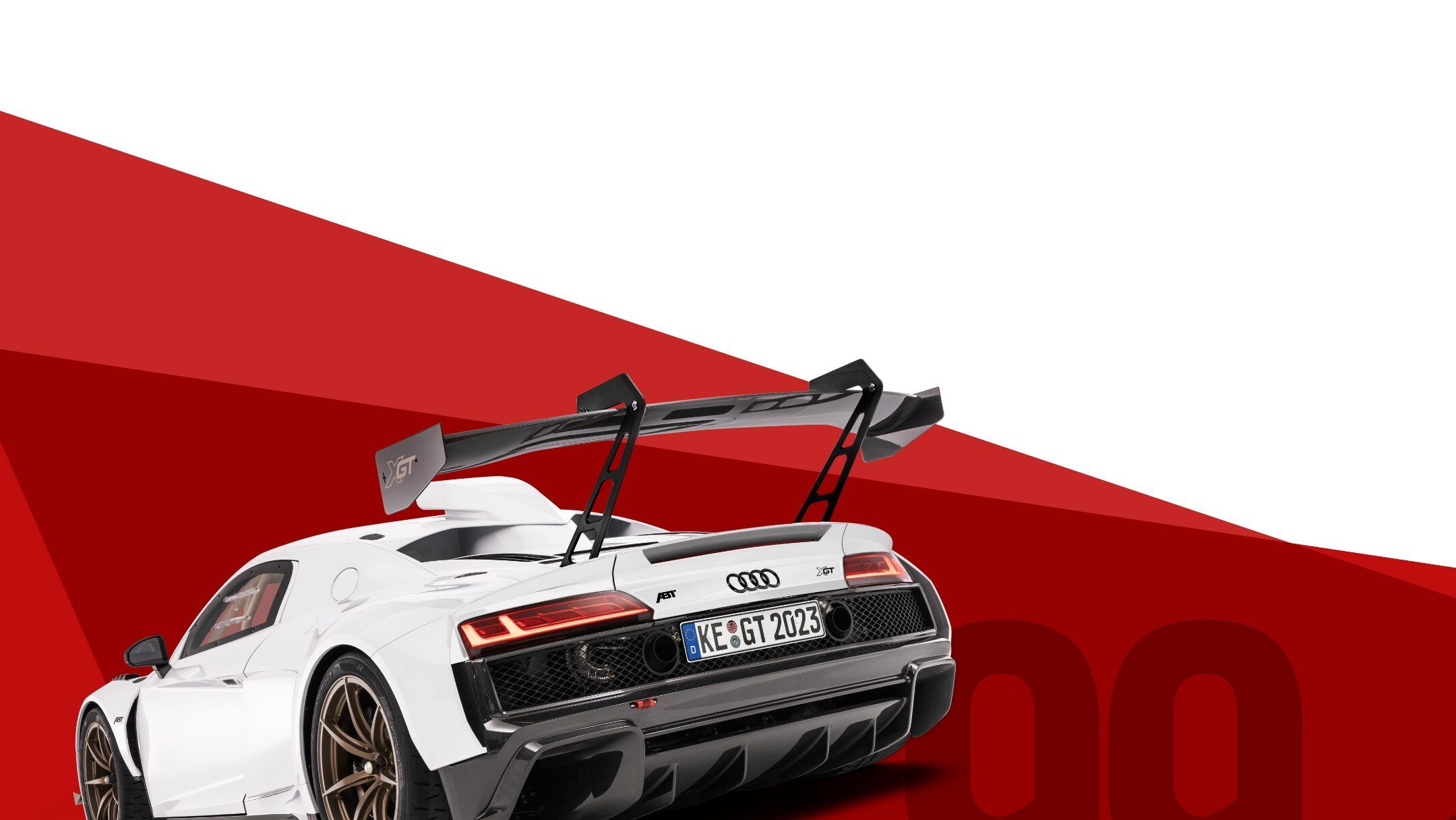 Markenauftritt für ABT XGT. Auto von schräg hinten auf rot-weißem Hintergrund.